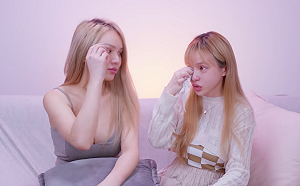 力證兩人不像！斯亞「素顏」合體小A辣 落淚訴：人言可畏