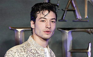 《閃電俠》伊薩米勒夏威夷被捕！酒吧「搶麥克風」超脫序行徑曝光