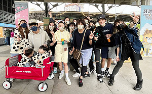 最強大後盾！二伯爸「1暖舉」網淚：有爸疼的孩子像個寶