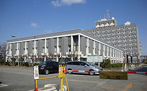 日本式道歉！被小學生發現證書4年都蓋錯章 區公所赴553畢業生家中致歉