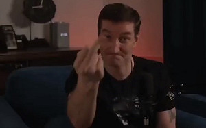 不演了？俄官媒主持人比中指開嗆：俄羅斯會讓烏克蘭消失