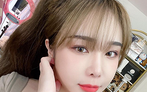 實況主baby66展示「魔術大空間」從胸口掏出小熱狗