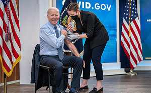 拜登催打氣 捲袖注射第4劑疫苗喊一點兒也不痛