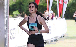 雷艾美路跑「痛苦掐肚硬撐」畫面曝光！網驚：好強的意志力