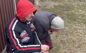 烏克蘭軍隊收復村落 老婦跪地感動落淚