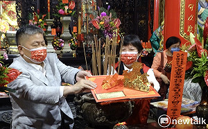大甲媽祖將出巡 台中郵局限量發行「媽祖金箔立體郵冊」