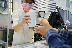 降低海洋污染！綠色和平推動400家超商門市導向循環杯模式