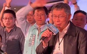 「炒」柯文哲唱歌沒戴口罩 民眾黨po照反控王浩宇、加碼「影響交通」