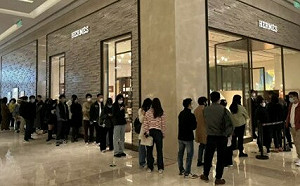 疫情擋不住狂買潮！ 鄭州愛馬仕開幕 民眾排隊四小時搶購一空