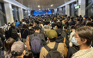 雙鐵停駛民眾擠爆車站內外 藍委卡台南高鐵站：防疫社交距離都沒了