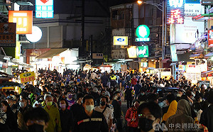 清明連假首日 台灣祭熱唱墾丁大街晚間人潮擠爆