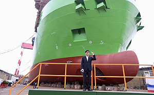 全台首艘全迴旋大型浮吊船「環海翡翠輪」 台船公司高雄廠區下水