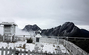 突降4月雪！玉山50分鐘化身銀白世界