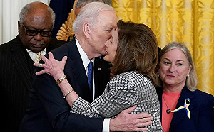 這都不算「密切接觸」? 裴洛西確診 白宮：拜登雖被親吻臉頰 但未達標