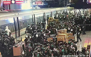 (影)解放軍接管上海防疫！當街踐踏老人 恐怖「大白」抓狂扯髮圍毆