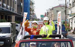 初選民調前黃金週末 高雄正能量李庭慧打「美女牌」掃街