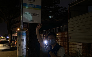 市民摸黑搭公車  蔡宗豪籲改善公車站牌照明