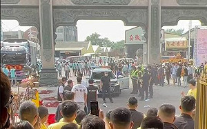 武德宮大亂鬥！失控民眾竟偷開警車