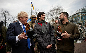 俄烏戰爭》烏克蘭戰區平民送「 陶瓷公雞」給強生！ 象徵團結抵抗精神