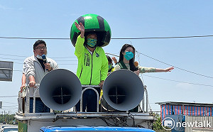 「雙ㄩˊ」高嘉瑜、蔡易餘陪王宣貿掃街  街頭開起「行動演唱會」