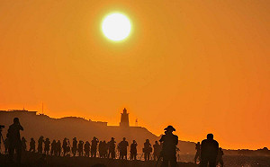 絕美景象曝光！極北燈塔懸日登場  富貴角今起提早點燈