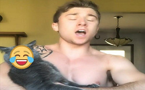 奴才抱貓唱歌！牠傻眼：我聽了啥？