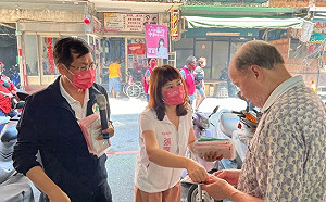 英系爭中和  羅致政跨區陪議員參選人張嘉玲拜票