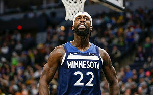 我不老！瘋狗貝衝到快艇板凳席嗆聲