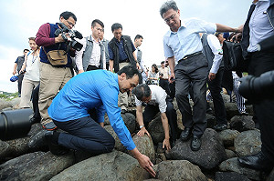 張善政視察德翔油污現場 不排除直接介入再求償