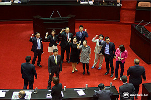 立院「經委會」主審美豬議題 藍拍桌抗議