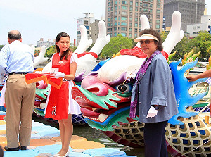 高雄龍舟嘉年華揭幕 陳菊為龍舟點睛