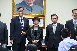 洪秀柱當面力邀張善政入黨 張傻笑回應