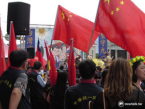 民進黨前五星旗飄揚 小英看窗外：人還不少