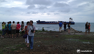 德翔台北號擱淺成景點 前段將「浮揚」拆除