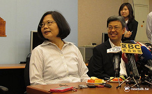 媒體茶敘頻眼神求救  小英叮嚀：別讓記者作怪