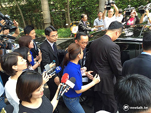 林全立院空等  離去時還遭藍委擋車抗議