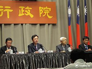 天氣熱用電飆 官員西裝筆挺籲民眾衣著輕便