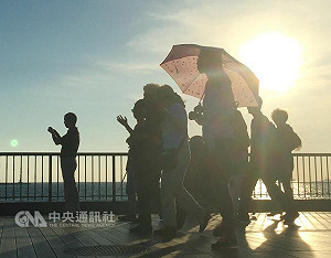 全台熱到爆 2日鋒面有雨氣溫略降