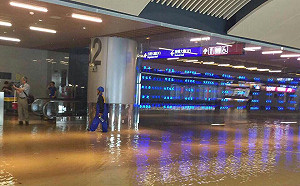 暴雨釀災  桃機瞬間成「水上機場」