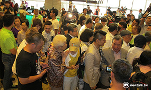 扁抵達募款餐會  支持者排長龍進包廂打氣