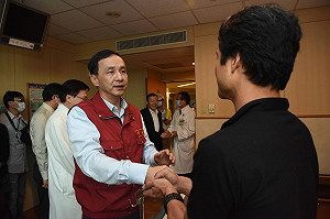 朱立倫探視溯溪生還者  鼓勵何妤婕當志工