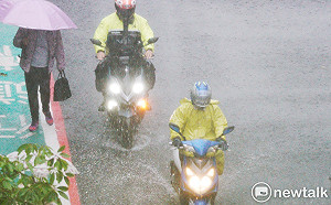 鋒面通過「7縣市大雨特報」！愈晚愈冷平地低溫探15度