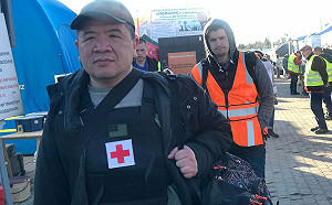 台灣大叔背「成功高中」斜背包穿梭地獄！低調進基輔當義醫