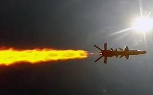 就算沒沉 也只剩半條命! 烏克蘭稱飛彈命中俄艦起火 俄國防部說是意外