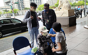 怨阿妹演唱會震動加劇 小巨蛋里長夫人又到北市府下跪