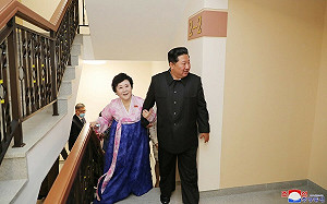 「金氏家族的口」很榮耀！ 迎「太陽節」表傳承 金正恩牽起李春姬的手