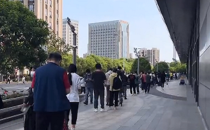 解封了還是買不到菜！上海市民到處奔走 超市只接團購 且不能跨街購買