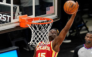 老鷹中鋒拉倒對手犯規卻害自己受傷