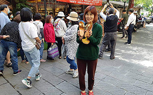 嘉義市木屐女王躲過火劫 木屐每雙只要1元