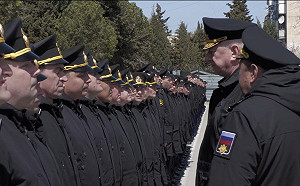 「莫斯科」號倖存艦員首現身？俄發布海軍總司令校閱艦員影片